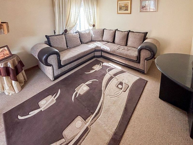 Spacious and Versatile Family Home for Comfortable Living - Photo 2