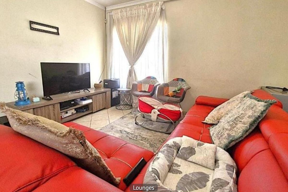 3 Bedroom House for Sale in Blue Hills - Photo 4