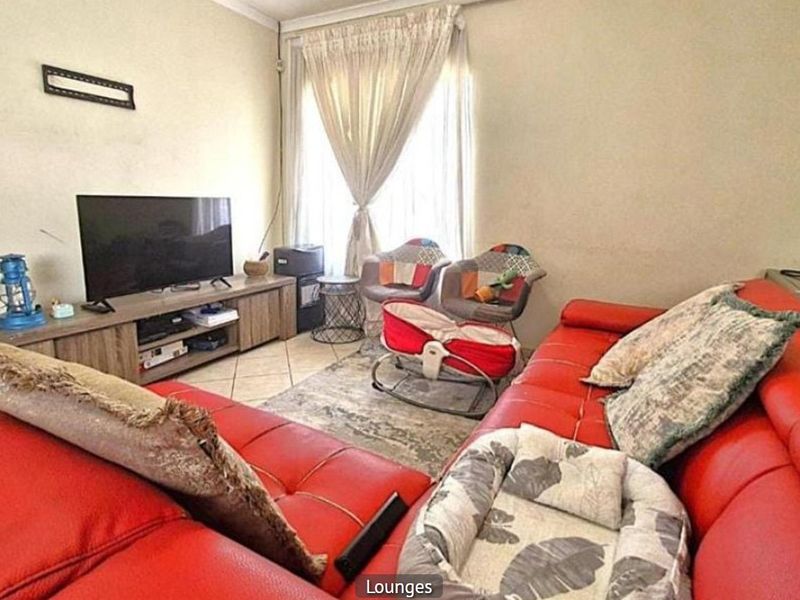 3 Bedroom House for Sale in Blue Hills - Photo 4