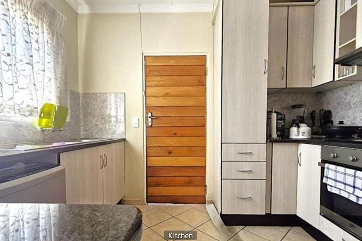 3 Bedroom House for Sale in Blue Hills - Photo 2