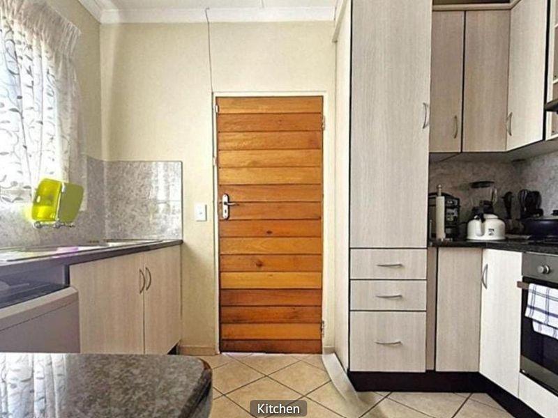 3 Bedroom House for Sale in Blue Hills - Photo 2