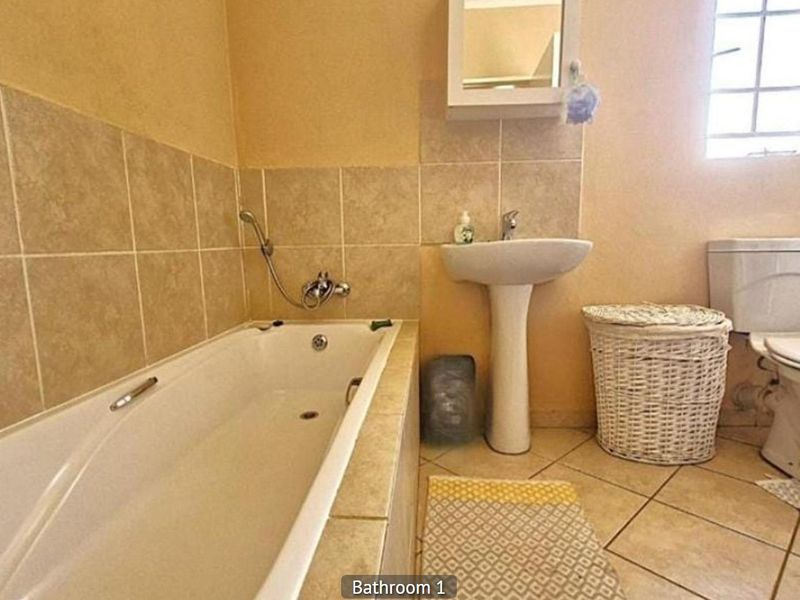 3 Bedroom House for Sale in Blue Hills - Photo 6