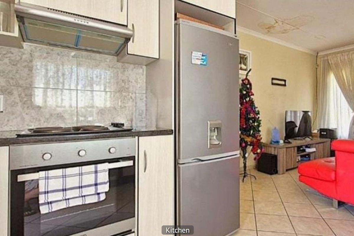 3 Bedroom House for Sale in Blue Hills - Photo 3