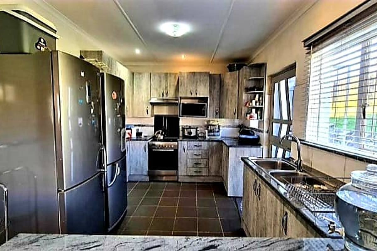 Spacious 4-Bedroom House for Sale in Amalinda - Photo 5