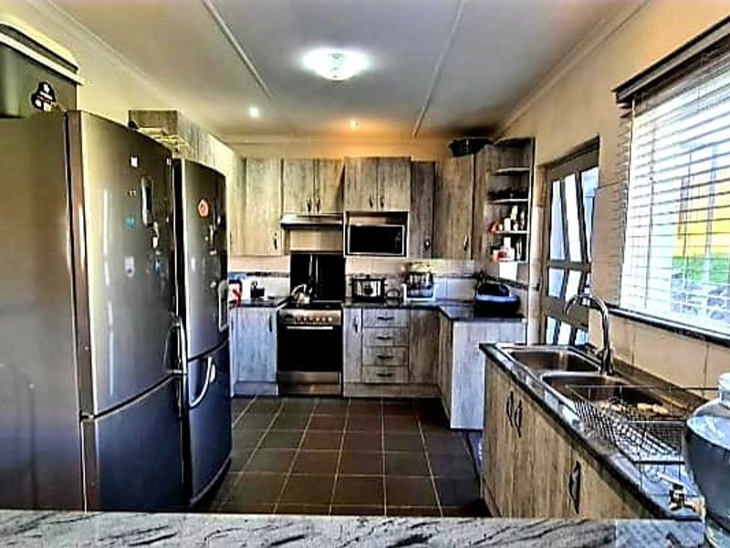 Spacious 4-Bedroom House for Sale in Amalinda - Photo 5