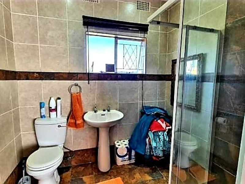 Spacious 4-Bedroom House for Sale in Amalinda - Photo 9