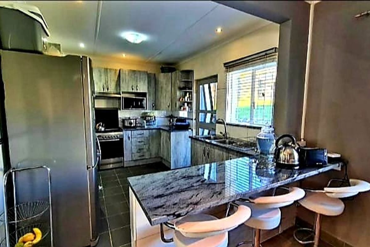 Spacious 4-Bedroom House for Sale in Amalinda - Photo 3