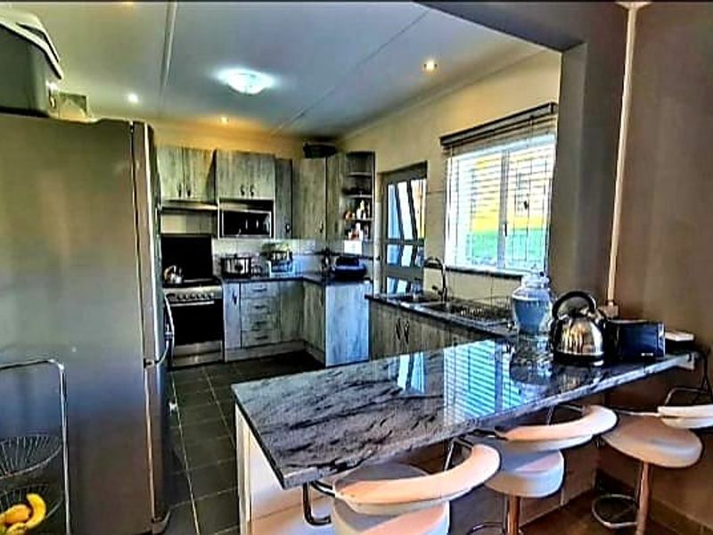 Spacious 4-Bedroom House for Sale in Amalinda - Photo 3