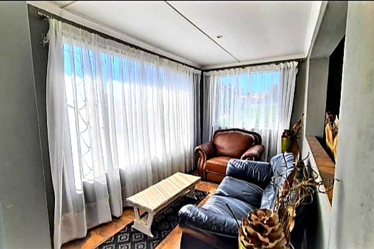 Spacious 4-Bedroom House for Sale in Amalinda - Photo 4