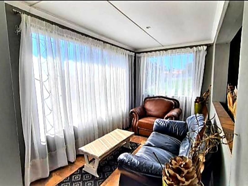 Spacious 4-Bedroom House for Sale in Amalinda - Photo 4