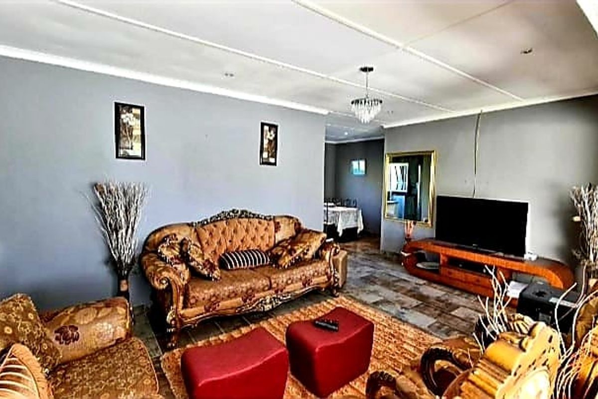 Spacious 4-Bedroom House for Sale in Amalinda - Photo 2