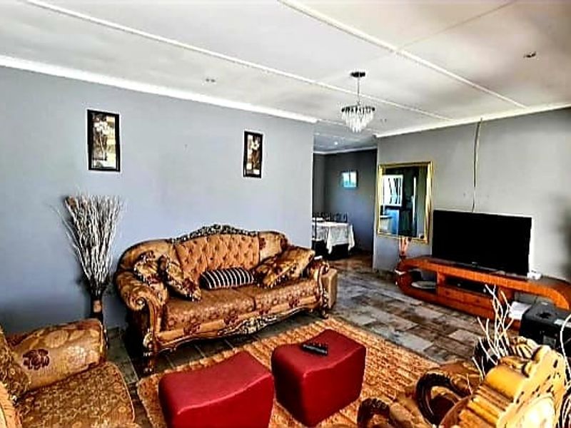 Spacious 4-Bedroom House for Sale in Amalinda - Photo 2