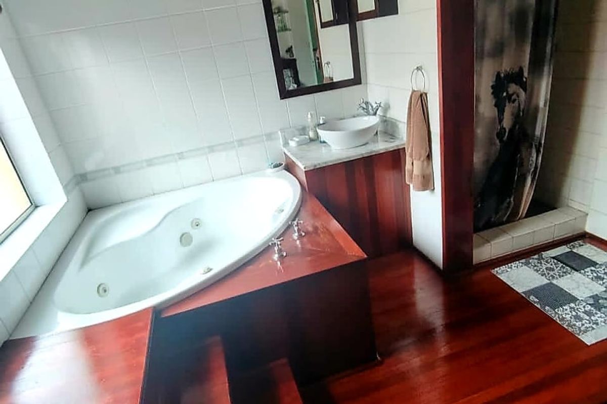 4 Bedroom House For Sale in Rosedale Amalinda - Photo 2