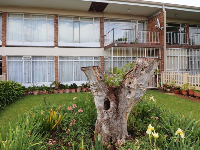 GROUNDFLOOR APARTMENT WITH PRIVATE GARDEN - Photo 2