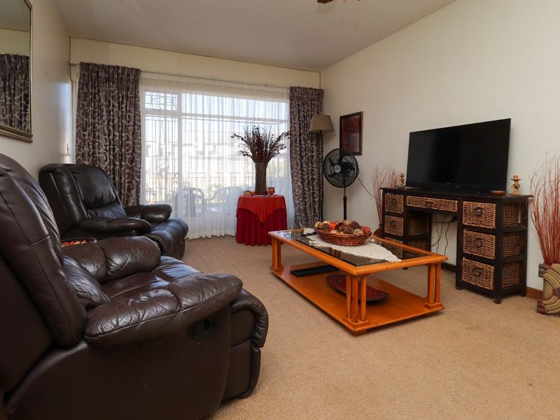 GROUNDFLOOR APARTMENT WITH PRIVATE GARDEN - Photo 4