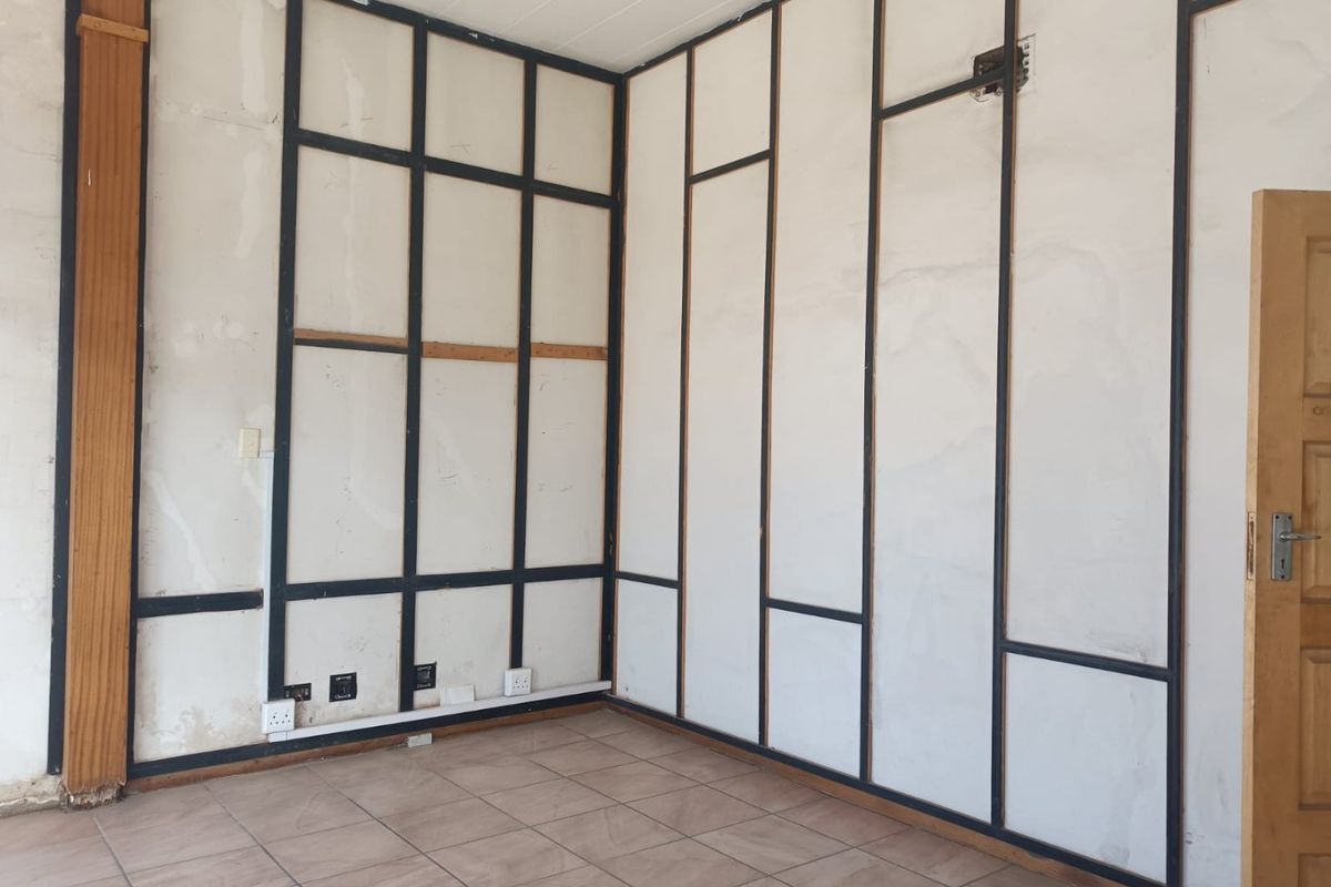 Prime Office Space Available in Town – Close to Transport with Reception Area - Photo 4
