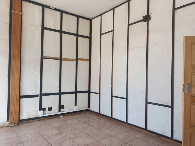 Prime Office Space Available in Town – Close to Transport with Reception Area - Photo 4