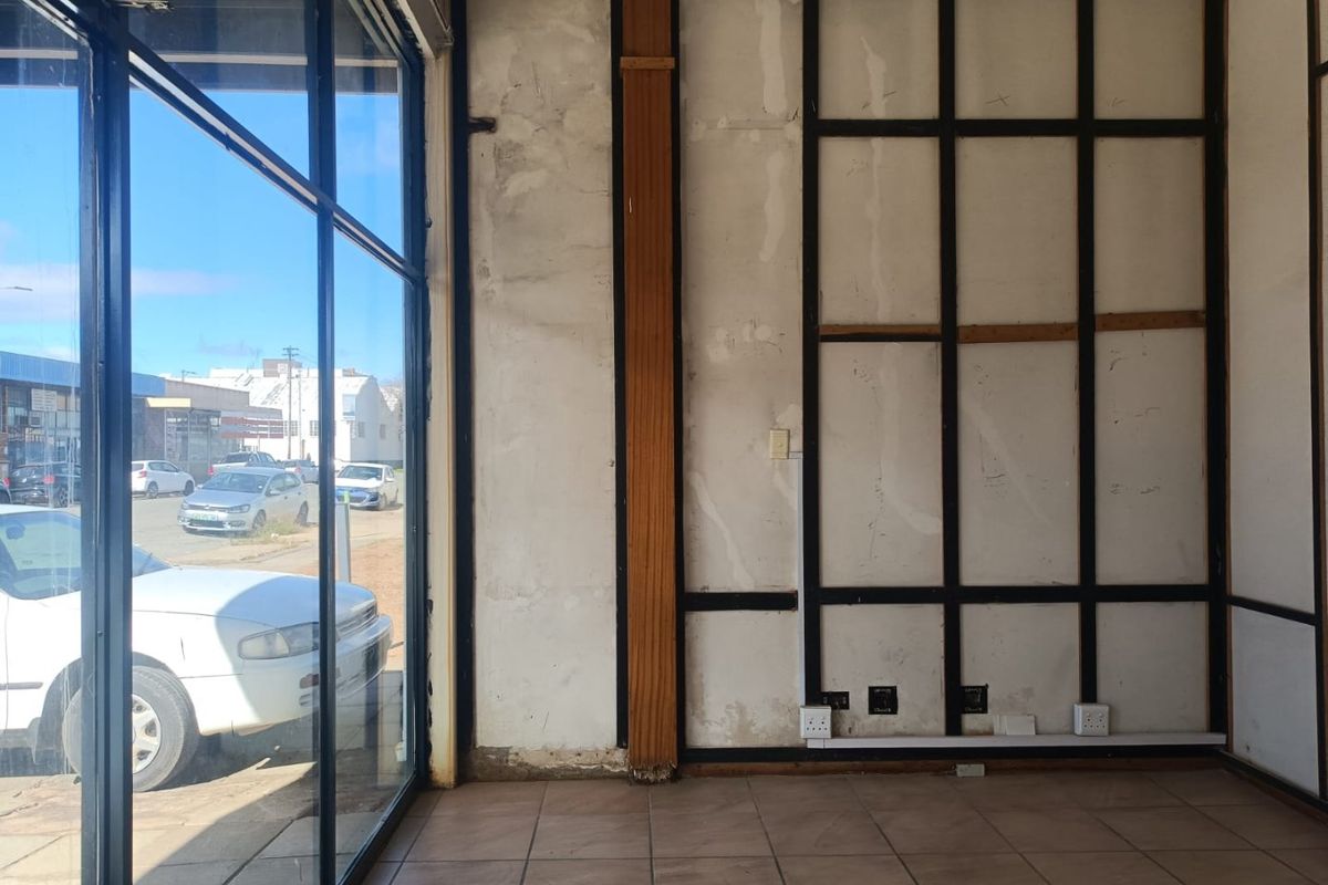 Prime Office Space Available in Town – Close to Transport with Reception Area - Photo 5