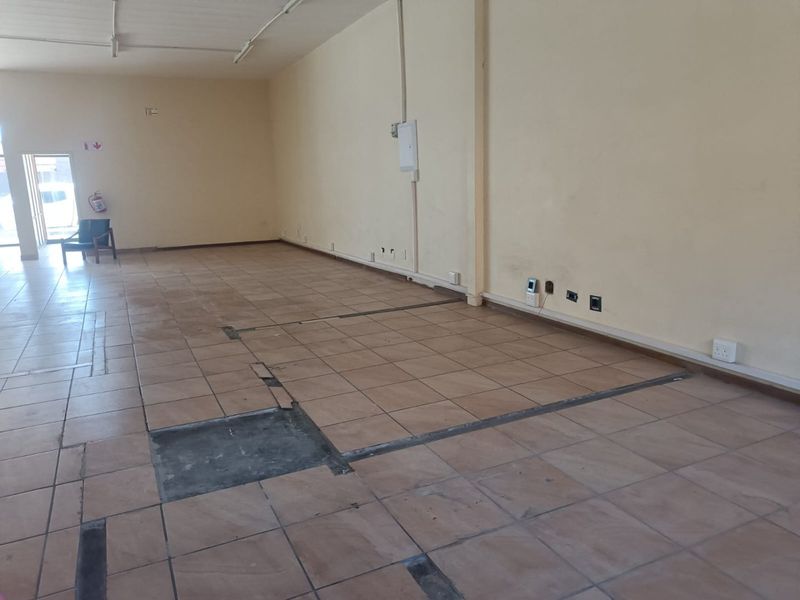 Prime Office Space Available in Town – Close to Transport with Reception Area - Photo 2