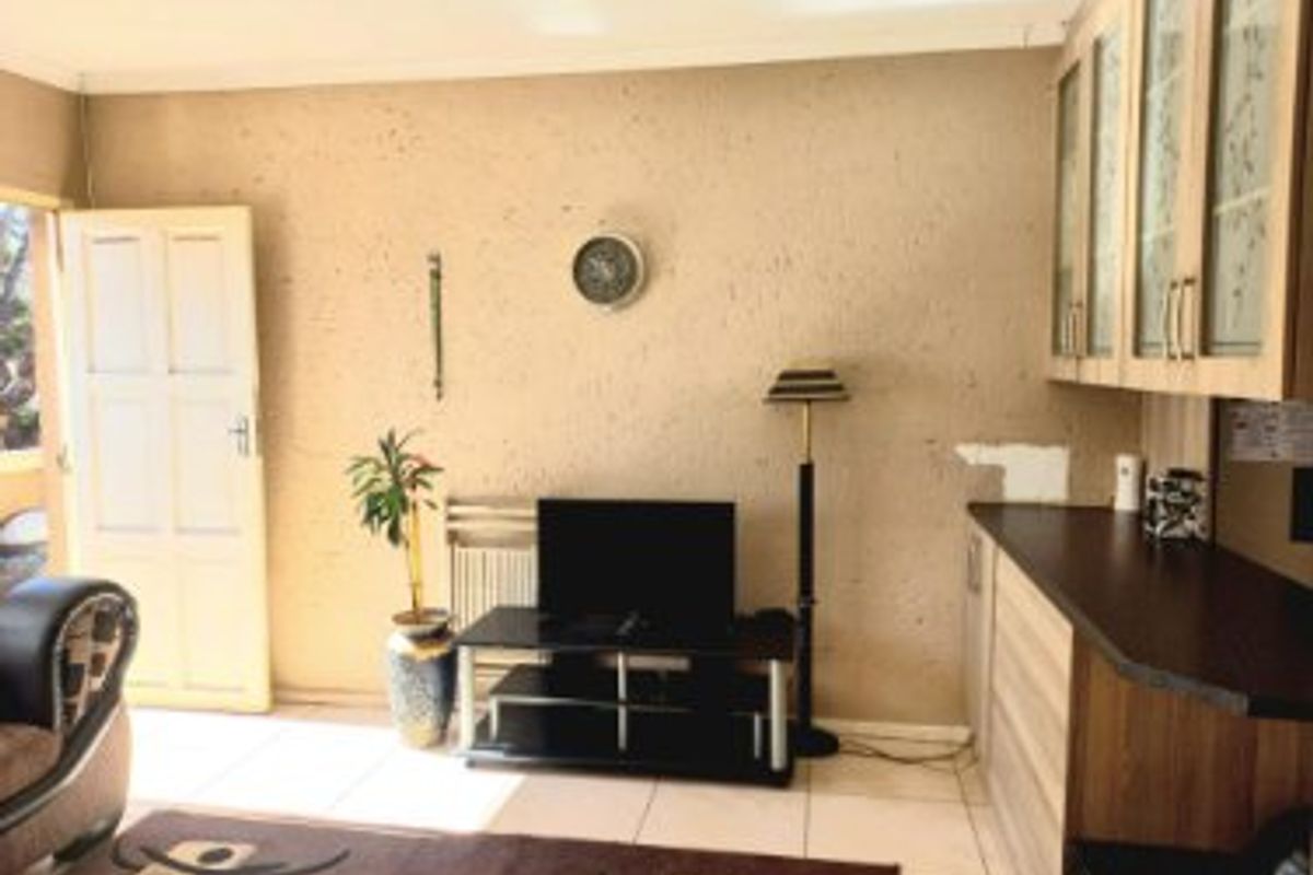 Excellent Investment Opportunity! Bank-Owned Sectional Title Home in Georgina, Roodepoort! - Photo 5