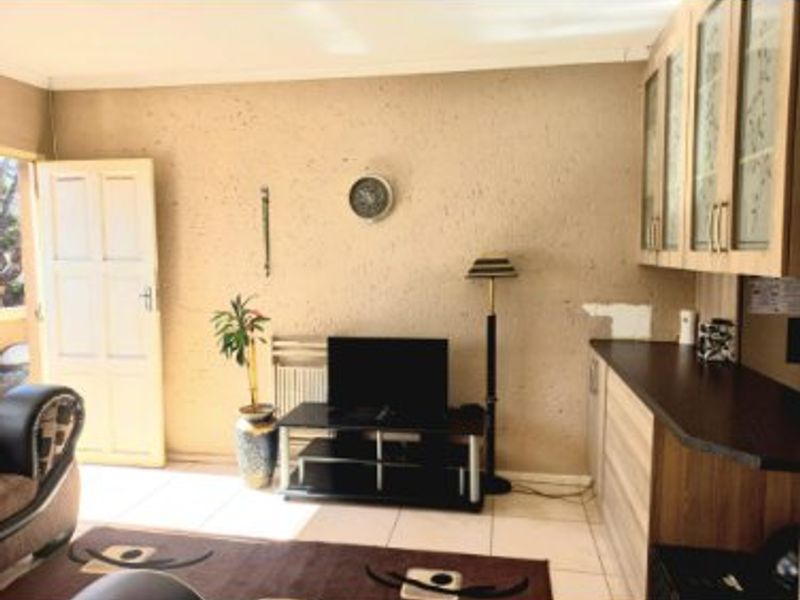 Excellent Investment Opportunity! Bank-Owned Sectional Title Home in Georgina, Roodepoort! - Photo 5