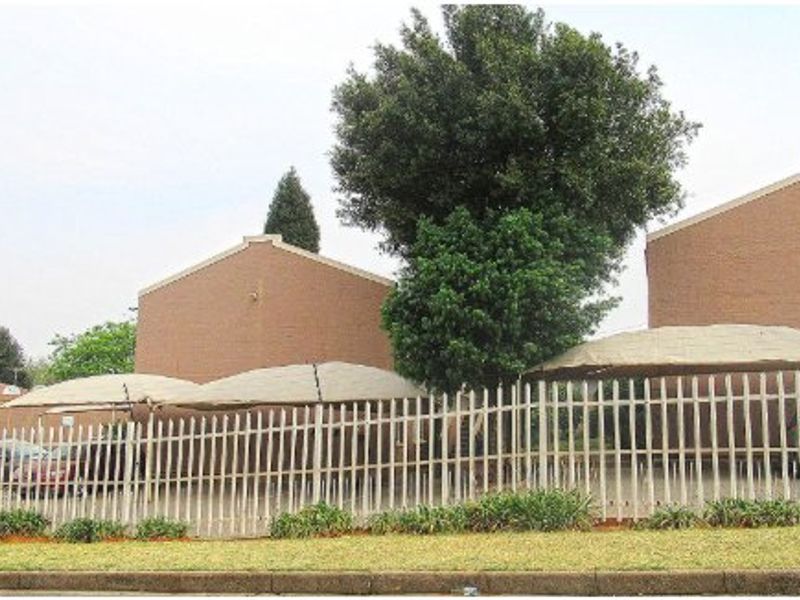Excellent Investment Opportunity! Bank-Owned Sectional Title Home in Georgina, Roodepoort! - Photo 9