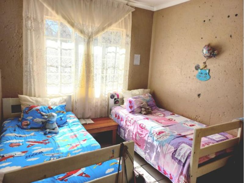 Excellent Investment Opportunity! Bank-Owned Sectional Title Home in Georgina, Roodepoort! - Photo 7