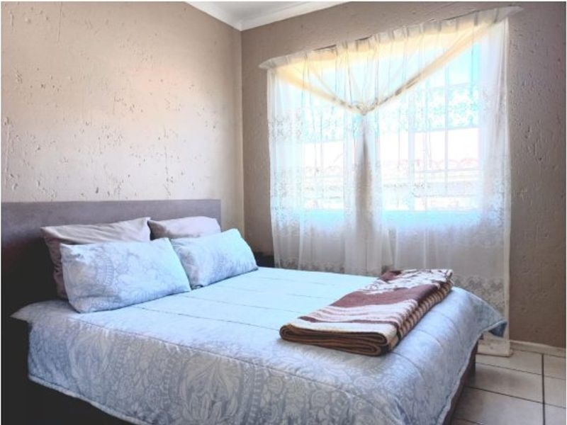 Excellent Investment Opportunity! Bank-Owned Sectional Title Home in Georgina, Roodepoort! - Photo 8