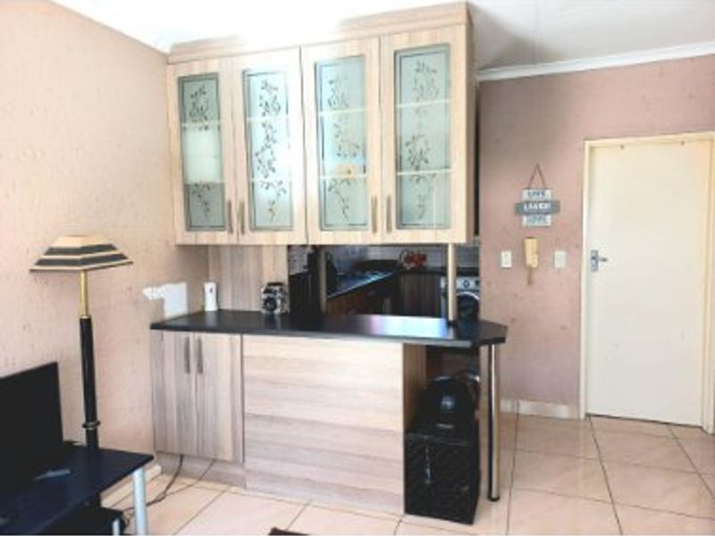 Excellent Investment Opportunity! Bank-Owned Sectional Title Home in Georgina, Roodepoort! - Photo 6