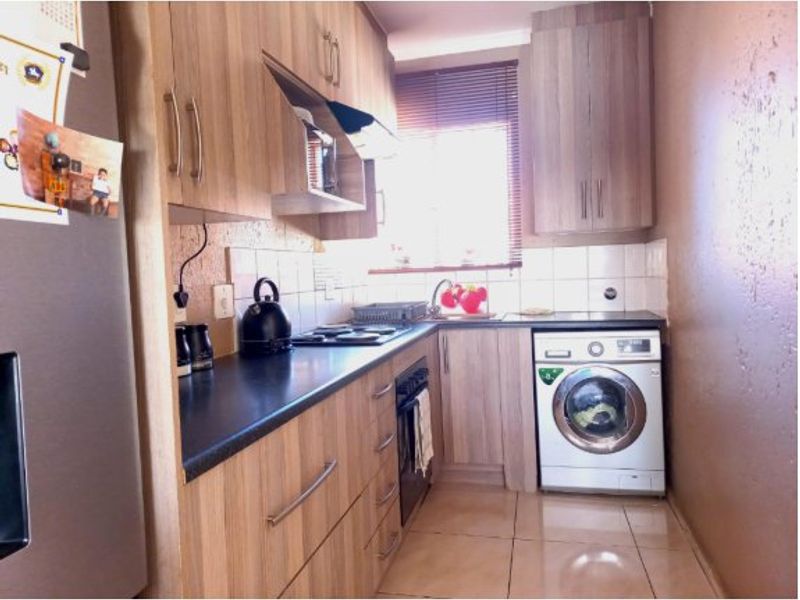 Excellent Investment Opportunity! Bank-Owned Sectional Title Home in Georgina, Roodepoort! - Photo 2