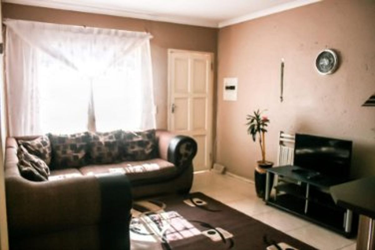 Excellent Investment Opportunity! Bank-Owned Sectional Title Home in Georgina, Roodepoort! - Photo 4