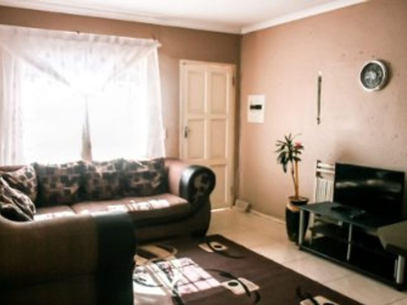 Excellent Investment Opportunity! Bank-Owned Sectional Title Home in Georgina, Roodepoort! - Photo 4