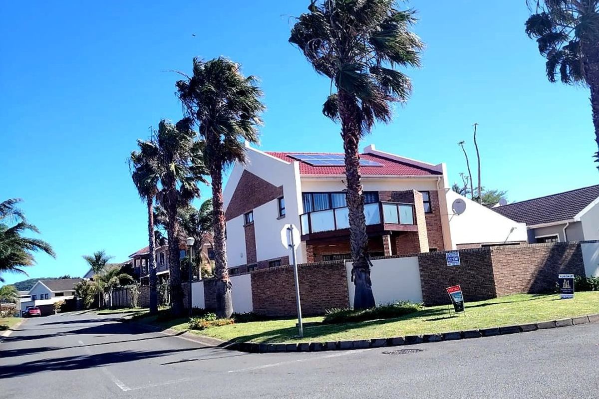 3 Bedroom House in Blue Bend Beacon Bay - Photo 2