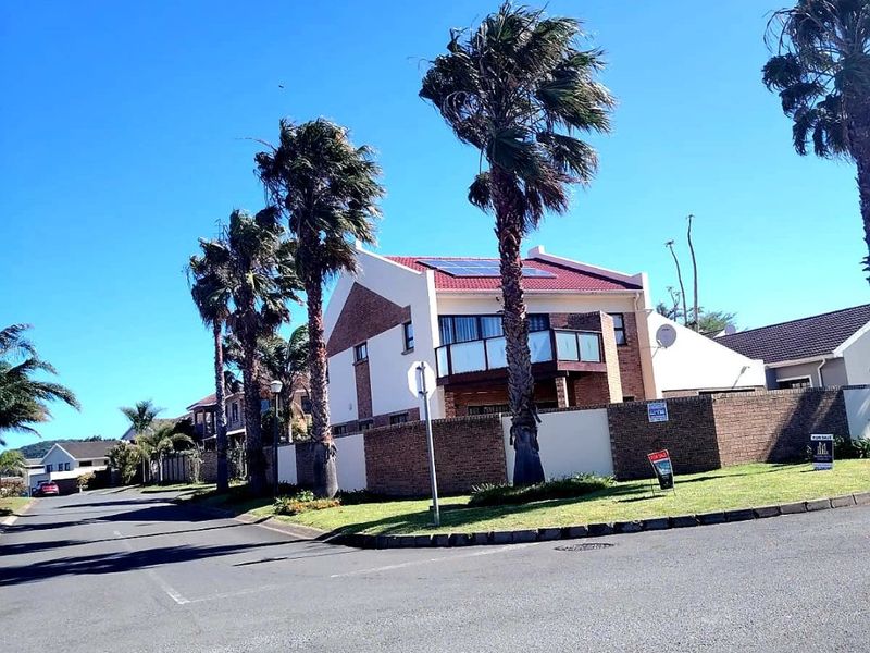 3 Bedroom House in Blue Bend Beacon Bay - Photo 2