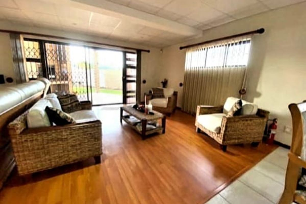 3 Bedroom House in Blue Bend Beacon Bay - Photo 3