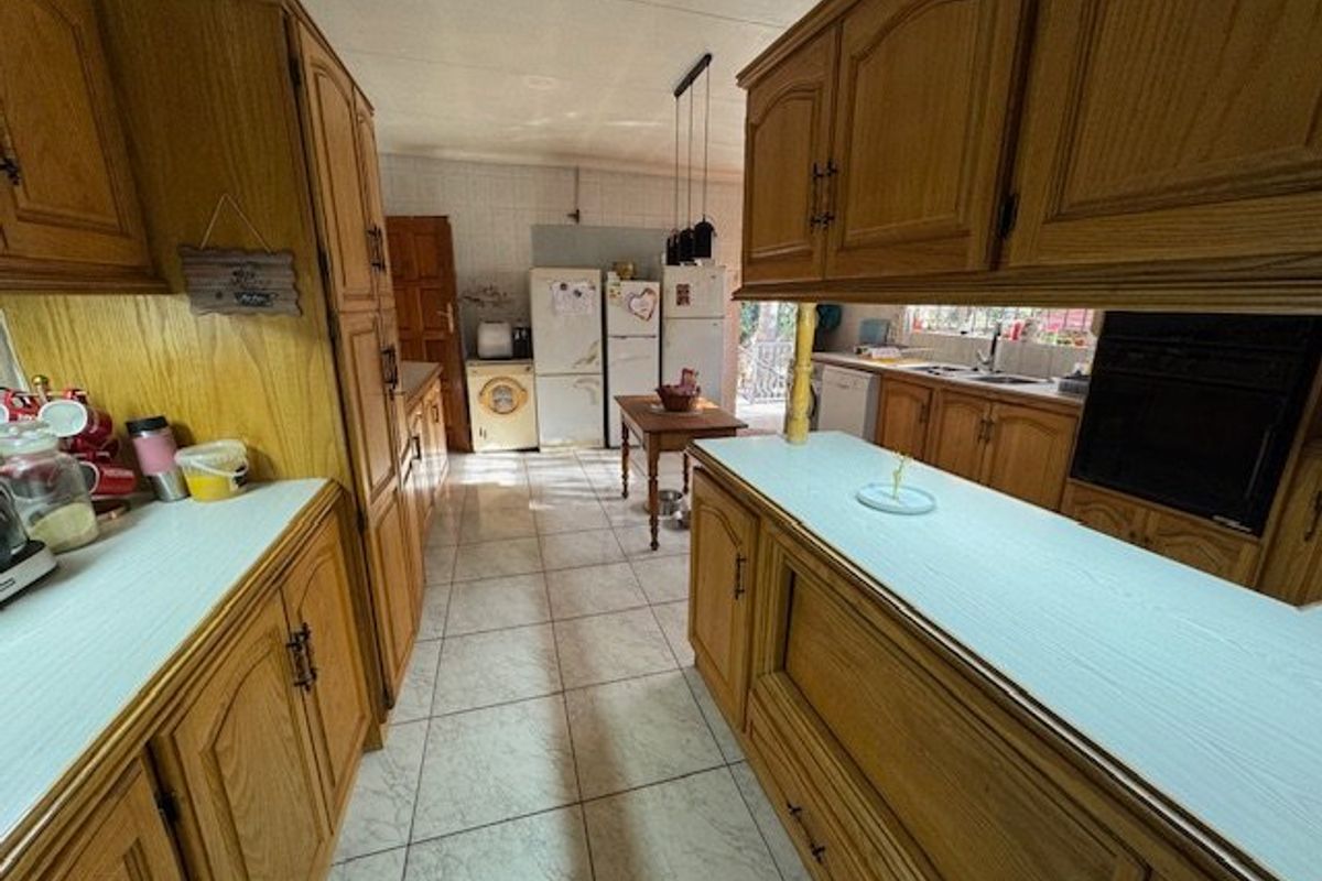 Spacious Family Home with Bonus Granny Flat - Photo 4