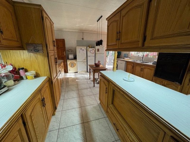 Spacious Family Home with Bonus Granny Flat - Photo 4