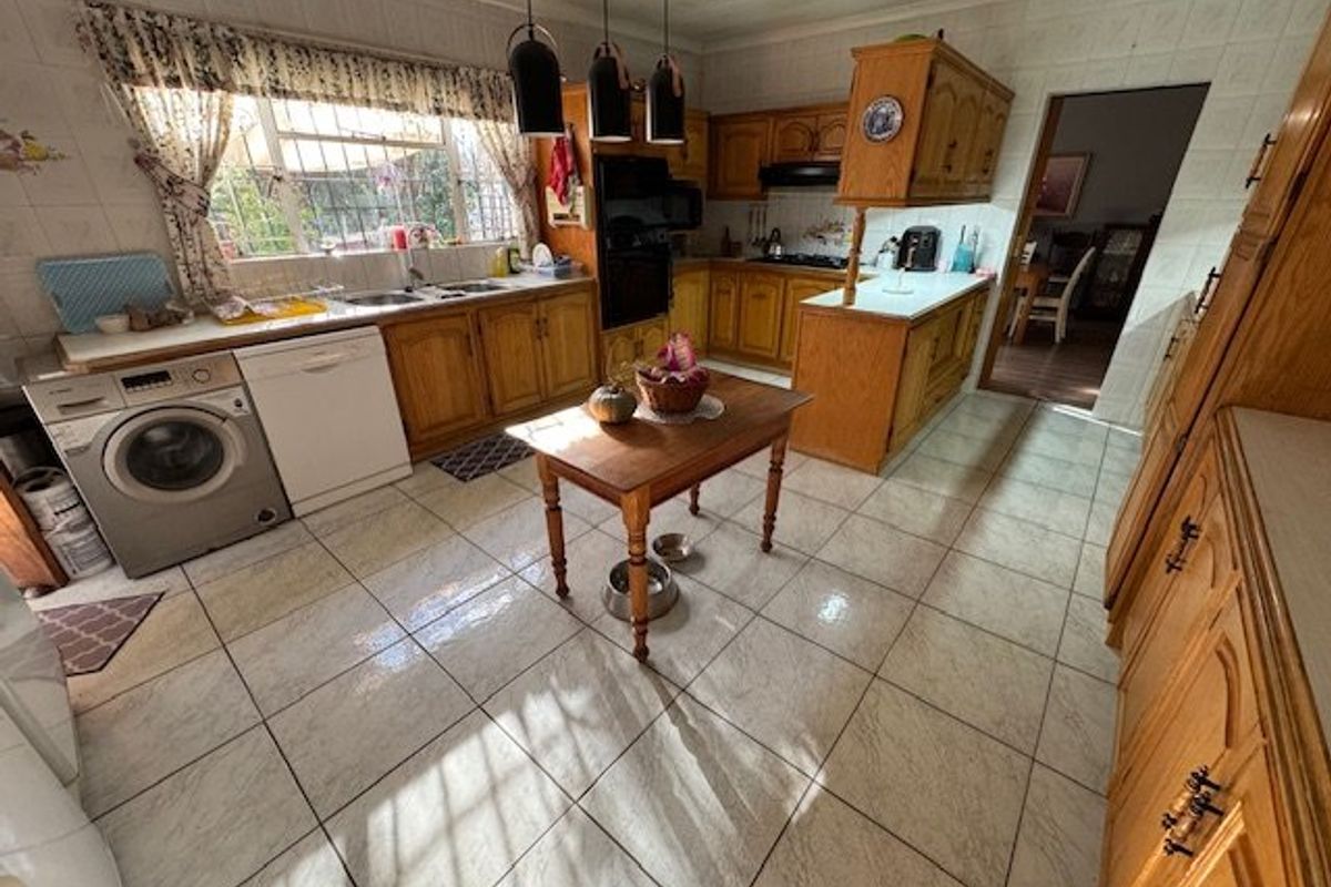 Spacious Family Home with Bonus Granny Flat - Photo 5