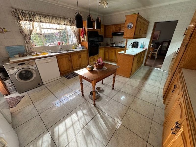 Spacious Family Home with Bonus Granny Flat - Photo 5