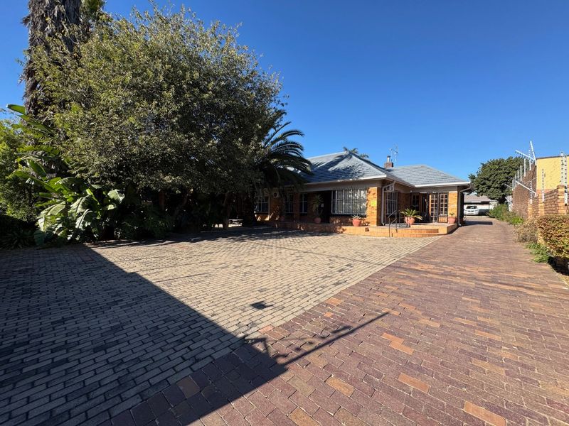 Comfortable Family Home with Ample Parking - Photo 10