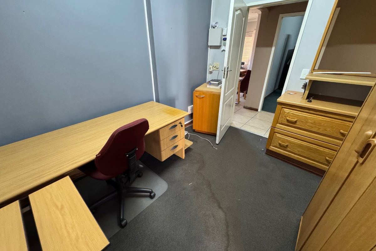 Comfortable Family Home with Ample Parking - Photo 4