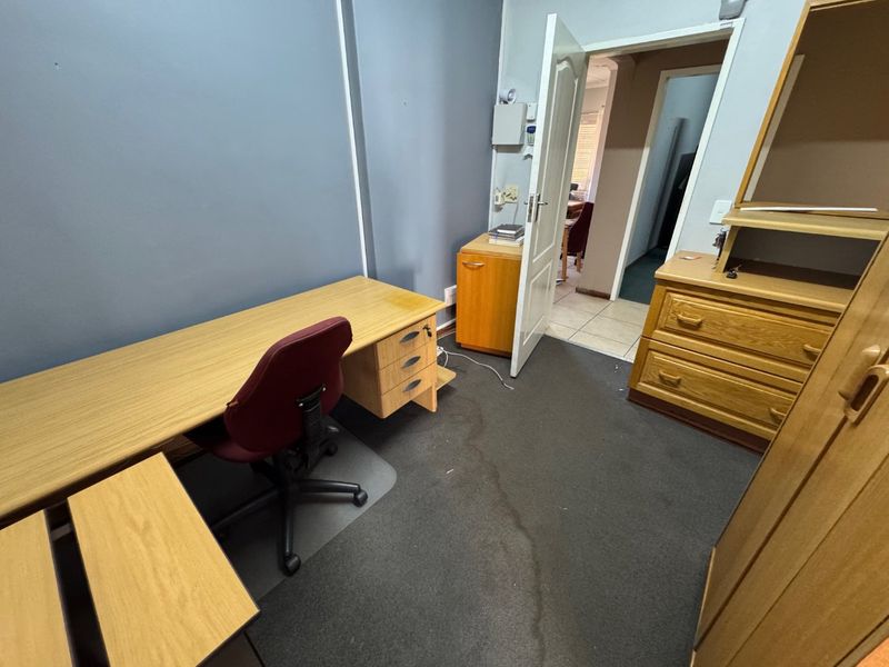 Comfortable Family Home with Ample Parking - Photo 4