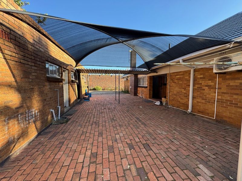 Comfortable Family Home with Ample Parking - Photo 9