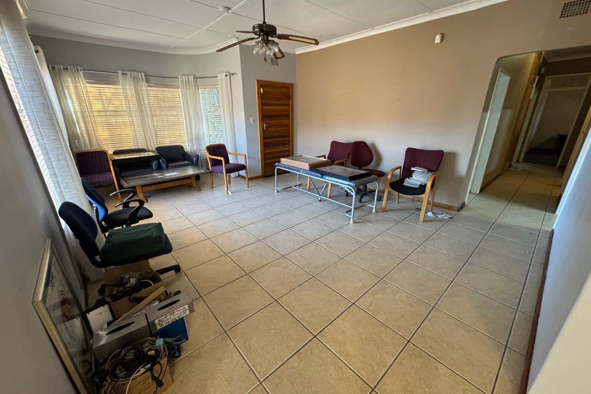 Comfortable Family Home with Ample Parking - Photo 2