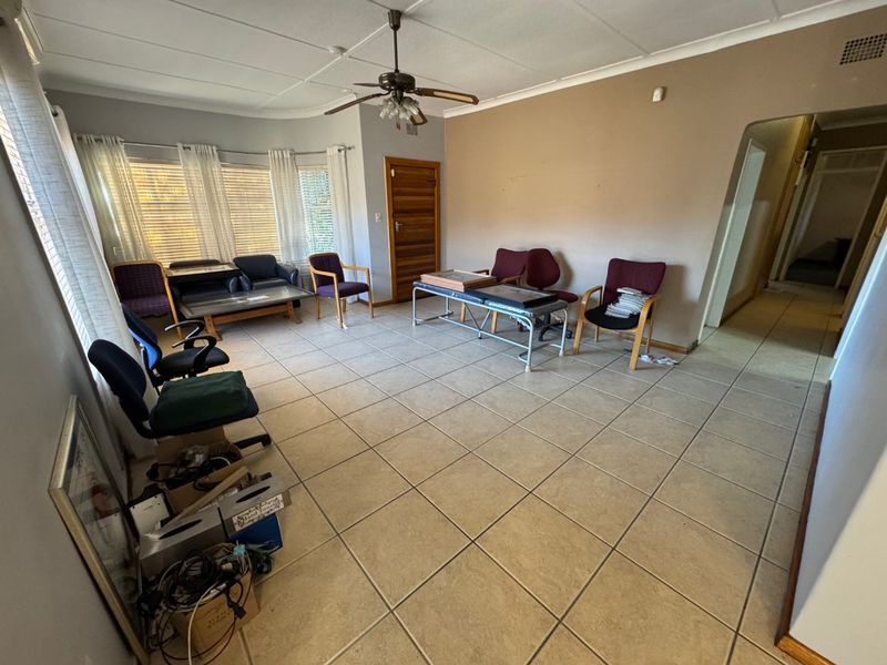 Comfortable Family Home with Ample Parking - Photo 2