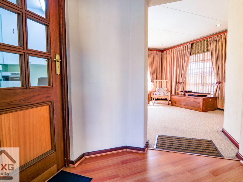 Simplex with  Garden in Popular Zwartkop Complex - 187m2 - Photo 6