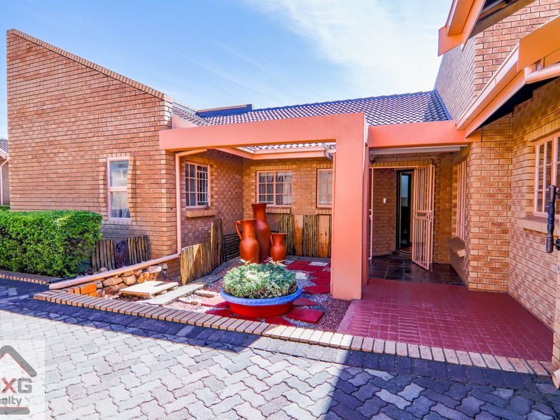 Simplex with  Garden in Popular Zwartkop Complex - 187m2 - Photo 3