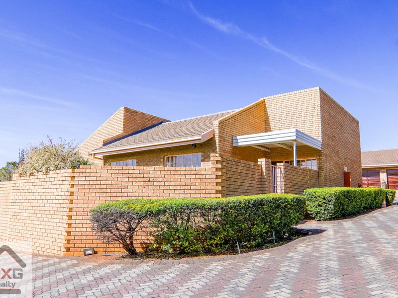 Simplex with  Garden in Popular Zwartkop Complex - 187m2 - Photo 2