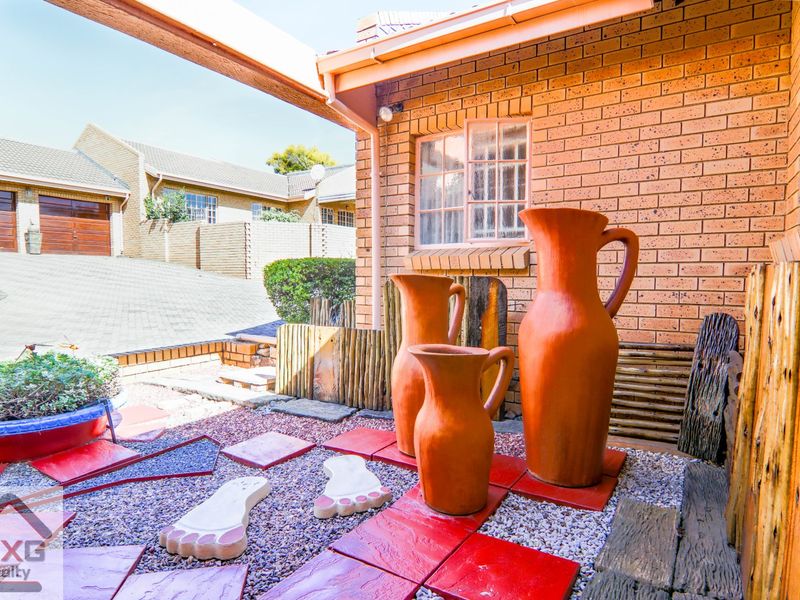 Simplex with  Garden in Popular Zwartkop Complex - 187m2 - Photo 4