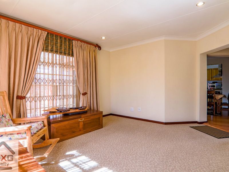 Simplex with  Garden in Popular Zwartkop Complex - 187m2 - Photo 8